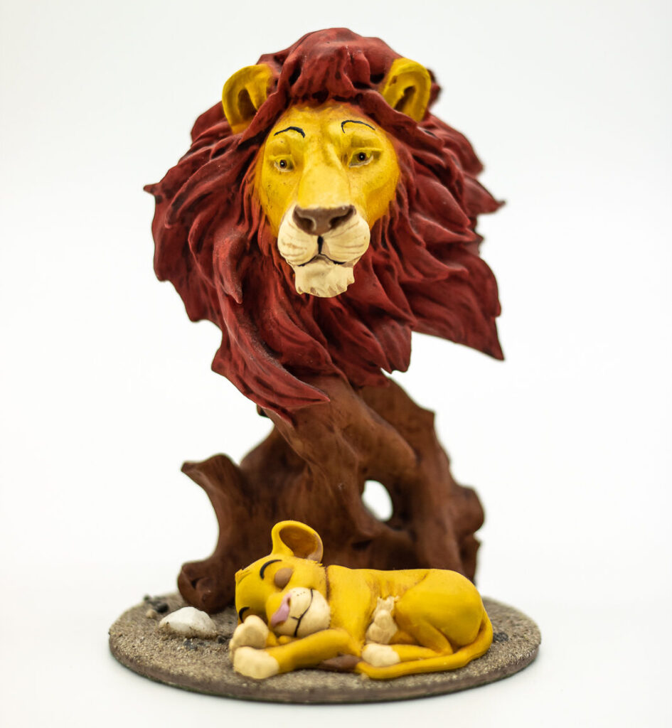 Diorama busto Mufasa El Rey León con Simba tumbado