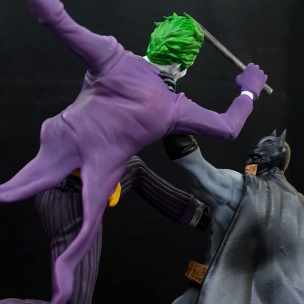 Figura Premiun Batman contra Joker detalle Joker espalda