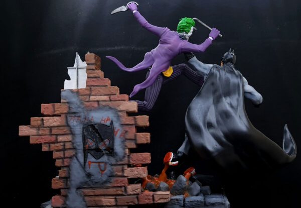 Figura Premiun Batman contra Joker detalle espalda completo