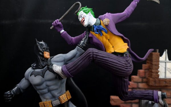 Figura Premiun Batman contra Joker detalle Puñetazo Joker