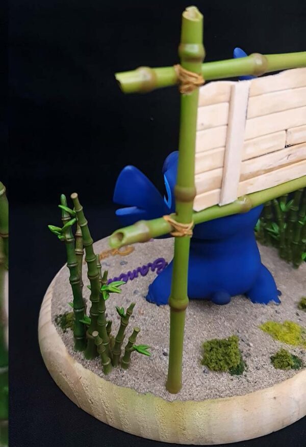 Detalle de cartel de bambú en figura de Stitch