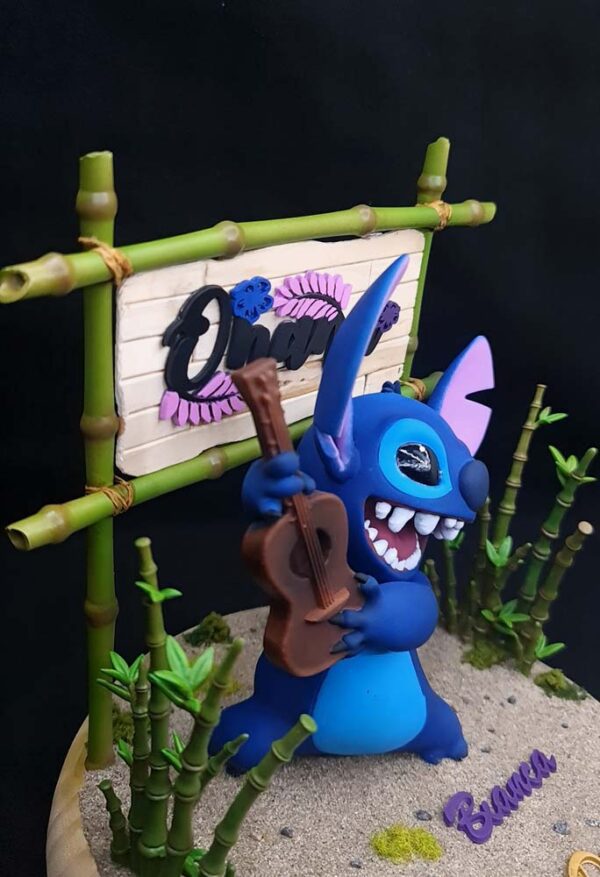Base artística de figura de Stitch con elementos naturales