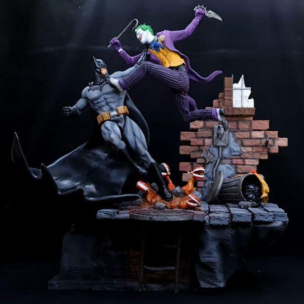 Figura de Batman vs Joker en un callejón