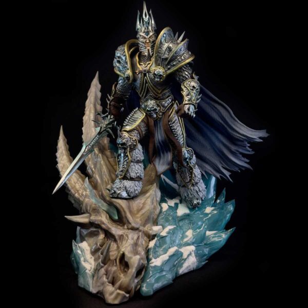 Figura de Arthas sobre la cabeza de Syndragosa - Warcraft