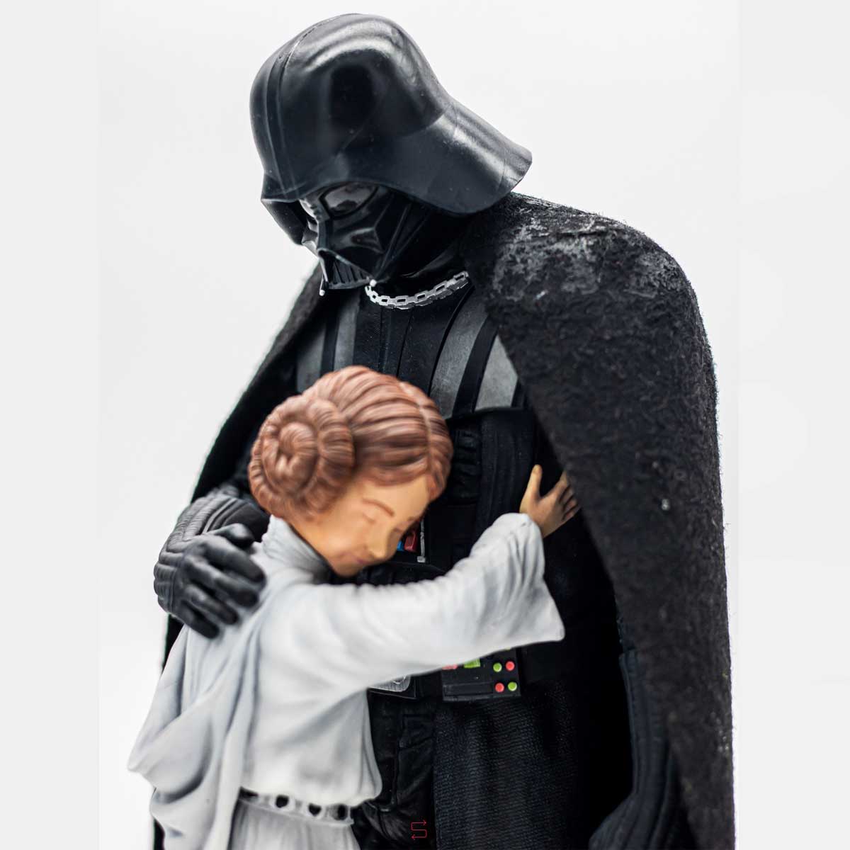 Figura-de-Darth-Vader-abrazando-a-Leia-1