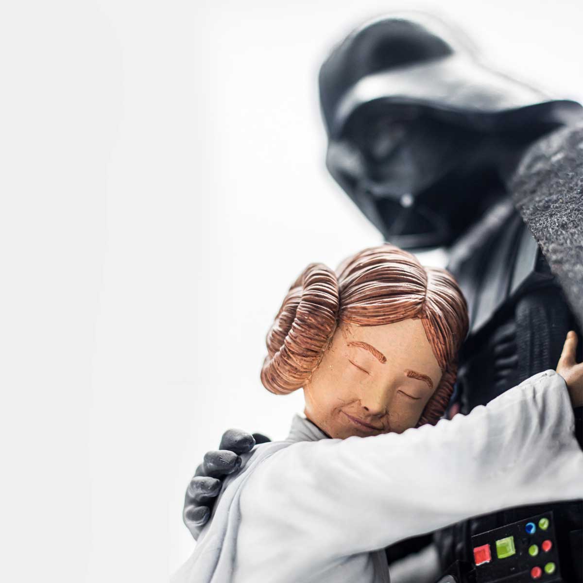Figura-de-Darth-Vader-abrazando-a-Leia-3
