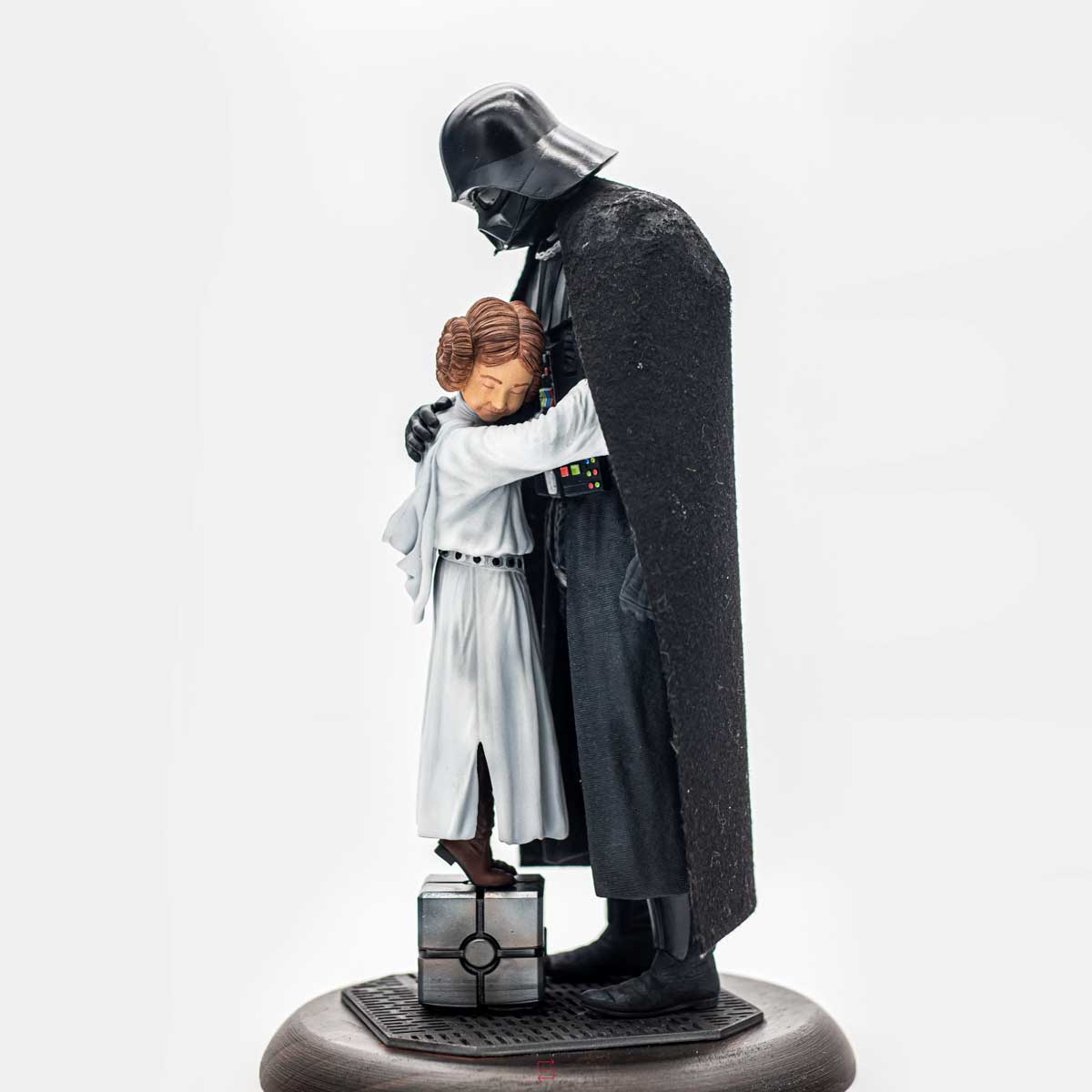 Figura-de-Darth-Vader-abrazando-a-Leia-5