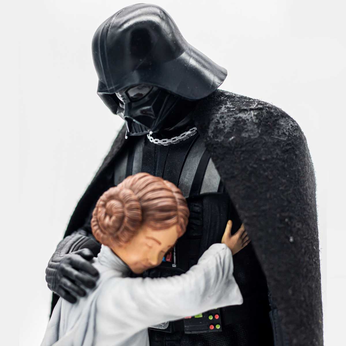 Figura-de-Darth-Vader-abrazando-a-Leia-6
