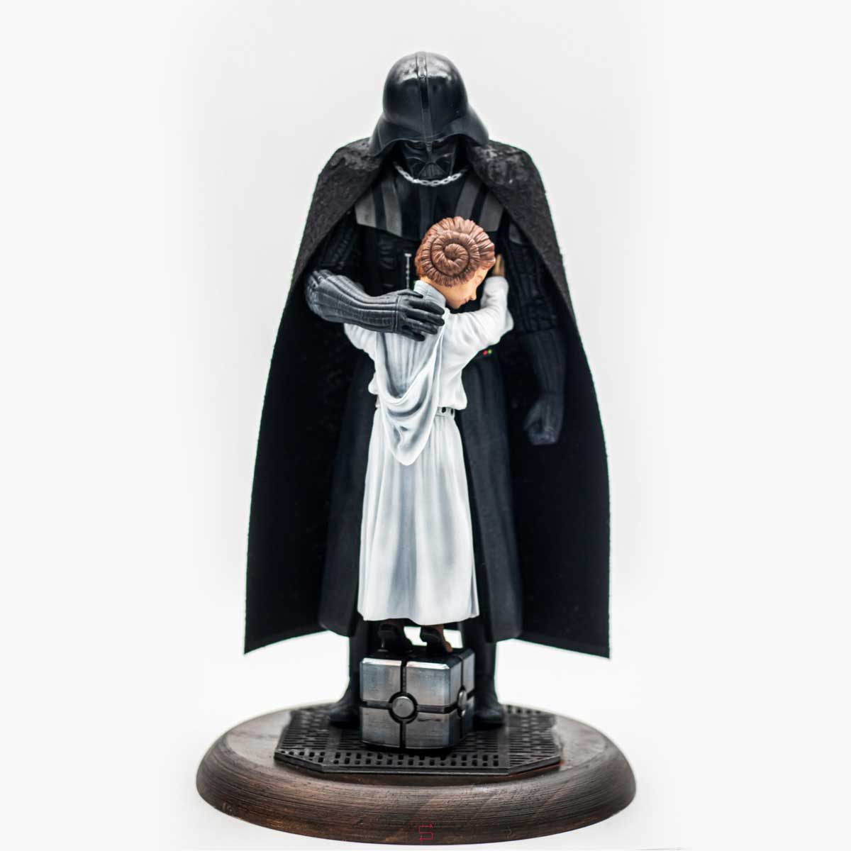 Figura-de-Darth-Vader-abrazando-a-Leia-7