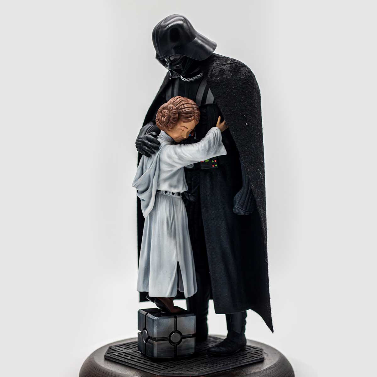 Figura-de-Darth-Vader-abrazando-a-Leia-8