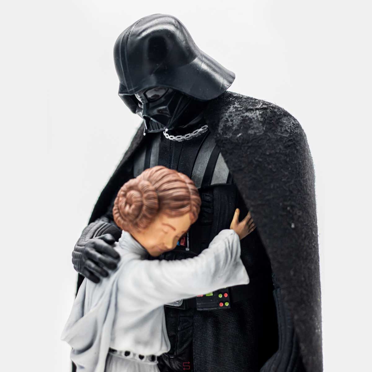 Figura-de-Darth-Vader-abrazando-a-Leia-9